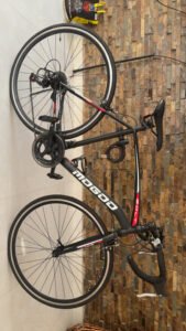 🚴‍♂️ Mogoo Bolt 700C Road Bike ✅ Shimano 14 Speed ‎✅ كفرات Kenda 700×25C ‎✅ فرامل Caliper ‎✅ مقود سباق ألمنيوم ✅ جنوط Double Wall ✅مقاس (L) ‎✅ السيكل نظيف وجاهز للاستخدام 📍 الموقع: Ajman 💰 السعر: (950) AED 📞 للتواصل: (0525757610)