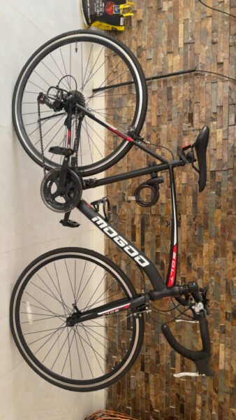 🚴‍♂️ Mogoo Bolt 700C Road Bike ✅ Shimano 14 Speed ‎✅ كفرات Kenda 700×25C ‎✅ فرامل Caliper ‎✅ مقود سباق ألمنيوم ✅ جنوط Double Wall ✅مقاس (L) ‎✅ السيكل نظيف وجاهز للاستخدام 📍 الموقع: Ajman 💰 السعر: (950) AED 📞 للتواصل: (0525757610)